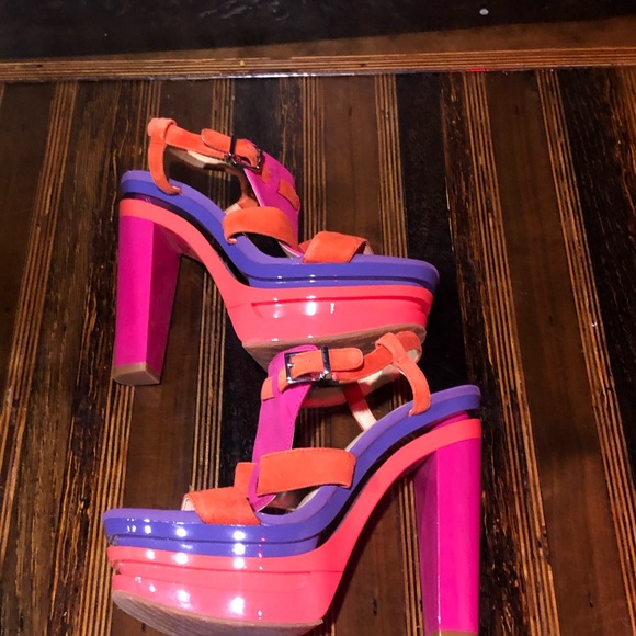 Size 7 Gianni Bini Platform Heels. - Picture 3 of 5